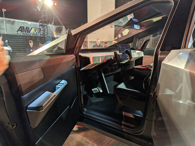 LVMPD Cybertruck devriyeleri, Tesla’nın perakende polis donanımı değil, bağışlanan araç üstü modifikasyonlardır.