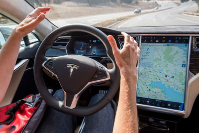 Düzenleyici Engellerde Yol Alma: Tesla'nın FSD Yayılımındaki Zorluklar