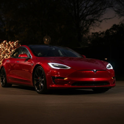 Tesla Tatil Güncellemesi Geliyor ve İstek Listesi Neşeli ve Parlak