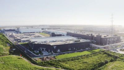 Giga Shanghai, 8 Aralık 2025'te 4 milyonuncu otomobili Model Y L'yi üretti.