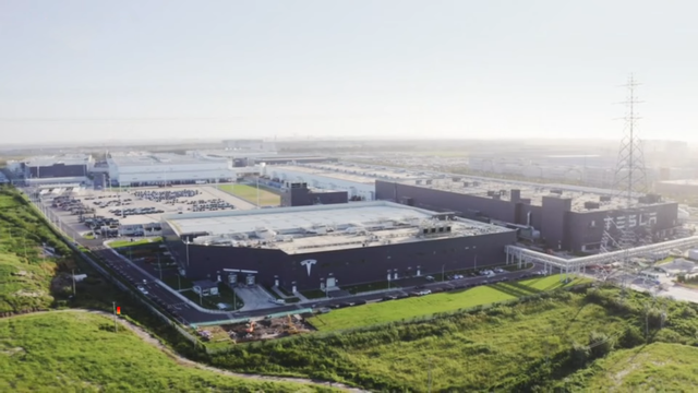 Giga Shanghai, 8 Aralık 2025'te 4 milyonuncu otomobili Model Y L'yi üretti.
