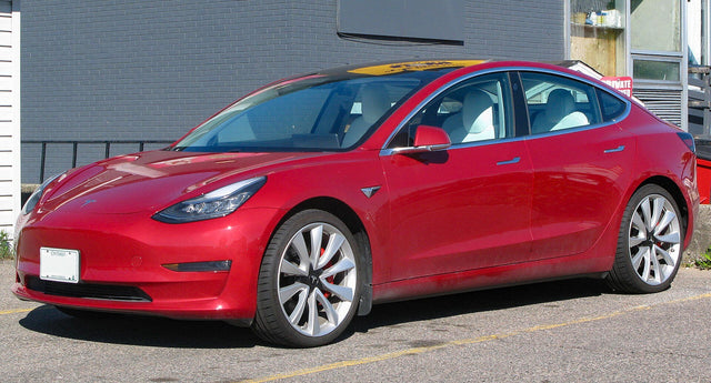 Musk, FSD v14.2.1’in “trafiğe bağlı olarak” mesajlaşmaya izin verebileceğini söyledi, 4 Aralık 2025