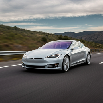 Tesla FSD v14.2.2 Receives Widespread Acclaim for Human-Like Smoothness and Decisive Lane Changes