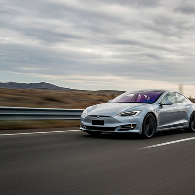 Tesla, v14.1.2 ile ‘Mad Max’ Tam Otonom Sürüş Hız Profili’ni Başlattı, Şimdiye Kadarki En Hızlısı