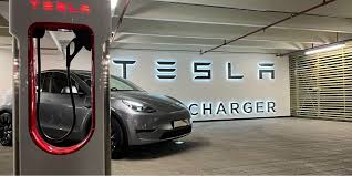 Tesla'nın Supercharger Ekibi Yeniden Atamaları: EV Altyapısını Güçlendirmek